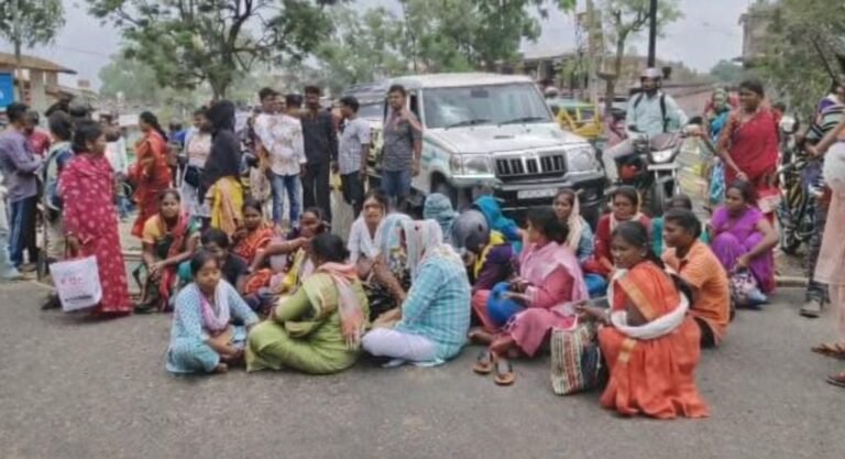 रसोई गैस मिलने में हो रही परेशानियों से उपभोक्ताओं में आक्रोश