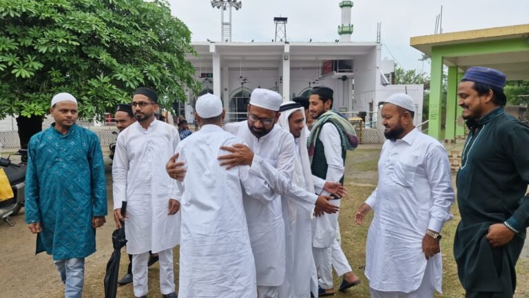 ईद-उल-फितर पर कोल्हान में दिखा भाईचारे का रंग, मस्जिदों में अदा की गई विशेष नमाज