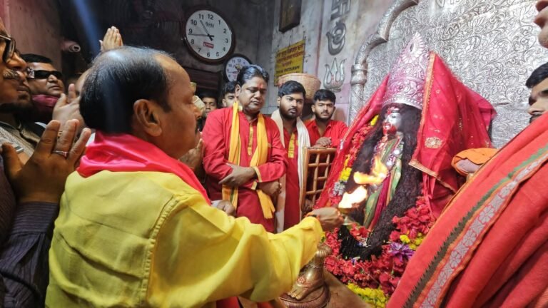 तारा शक्तिपीठ में पूर्व मुख्यमंत्री रघुवर दास ने की पूजा, मां तारा से मांगी सुख-समृद्धि की कामना