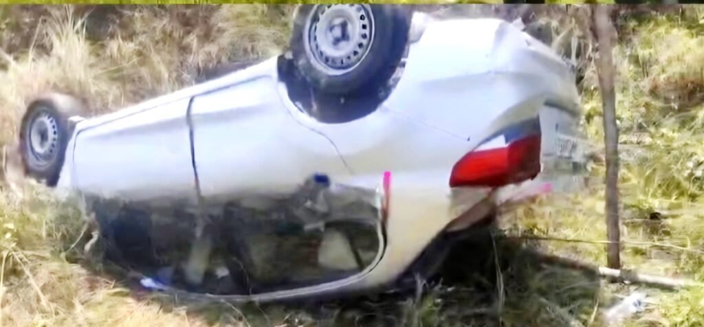 NH-33 पर तेज रफ्तार कार पलटी, मवेशी को बचाने में हादसा — महिला-पुरुष घायल