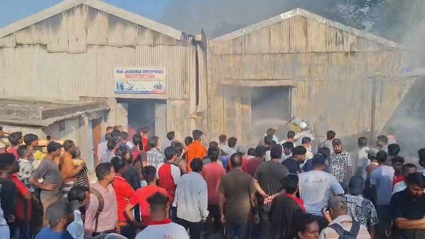 गोदाम में लगी भीषण आग, मची अफरा-तफरी — दमकल ने संभाला मोर्चा