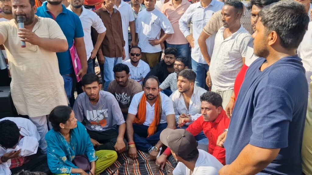 टाटा मोटर्स गेट पर मजदूरों का धरना, स्थायीकरण और वेतन वृद्धि की मांग