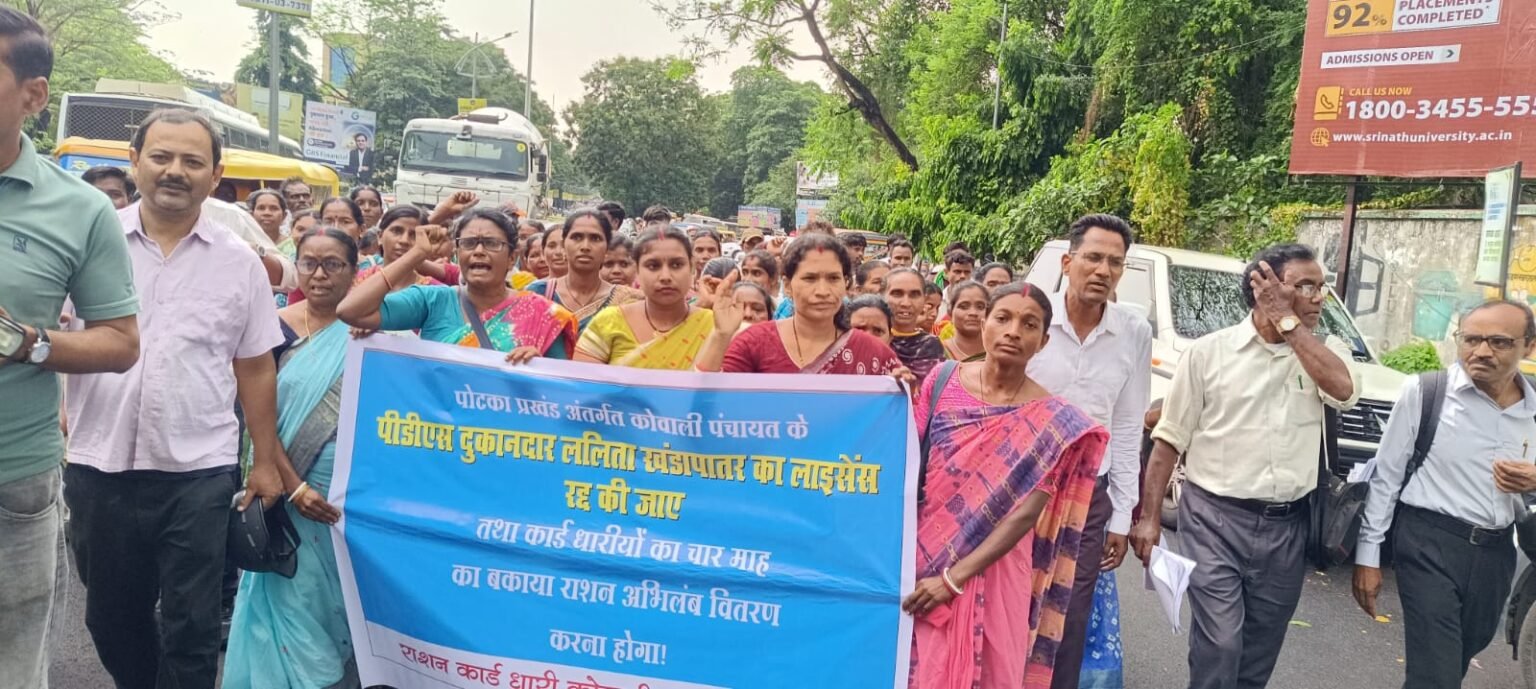 कोवाली में पीडीएस दुकानदार के खिलाफ ग्रामीणों का प्रदर्शन, लाइसेंस रद्द करने की मांग