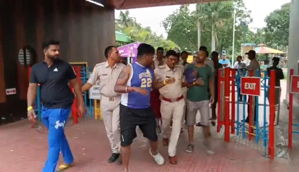 निक्को पार्क में छेड़खानी की शिकायत पर पुलिस कार्रवाई, कई युवक हिरासत में