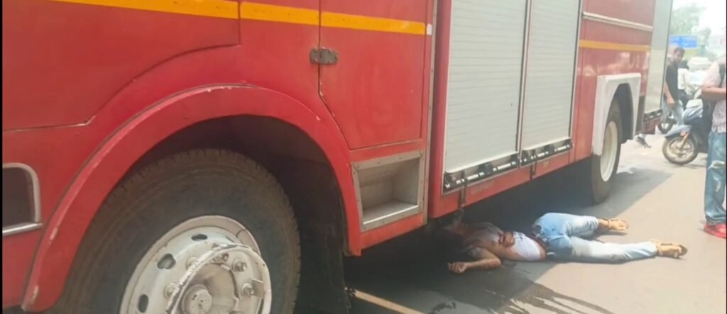 टीएमएच के सामने दर्दनाक हादसा: टाटा स्टील फायर ब्रिगेड वाहन की चपेट में आने से युवक की मौत, मदद में देरी का आरोप