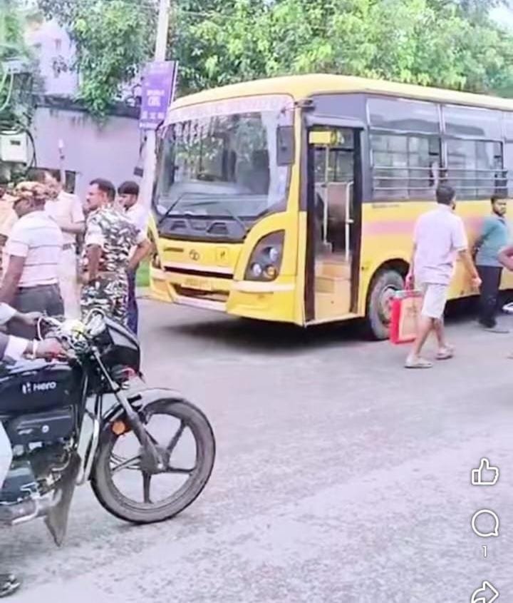 गोविंदपुर में तेज रफ्तार स्कूल बस का कहर, 7 साल की बच्ची की मौत; दो लोग गंभीर घायल