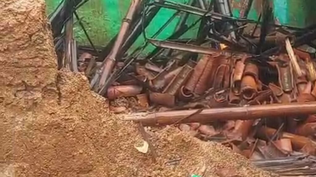 कपाली में बारिश का कहर, कच्चा मकान भरभराकर गिरा; तीन महिलाएं घायल, दो बच्चे बाल-बाल बचे
