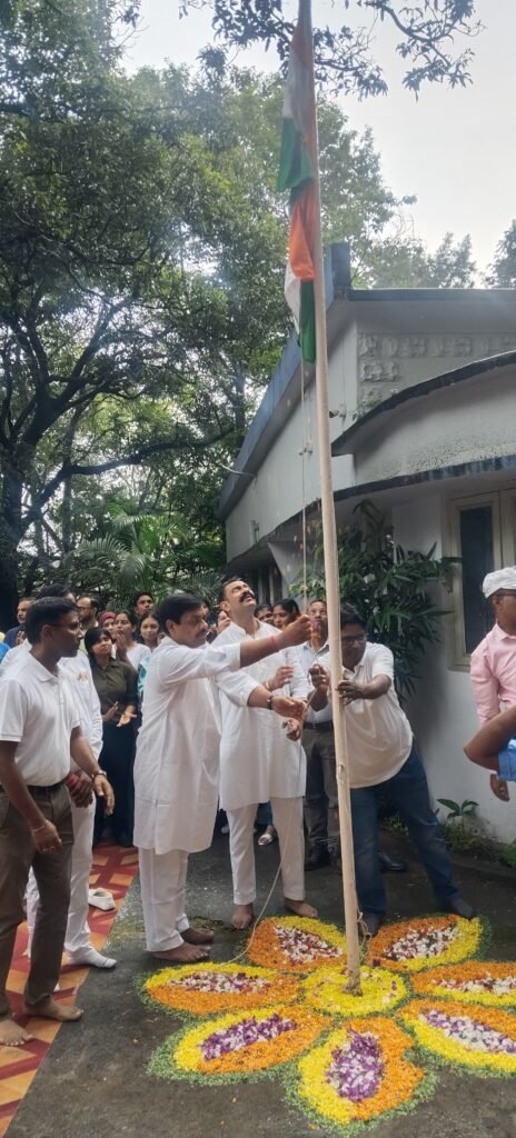 महामंत्री आरके सिंह एवं ईआर हेड सौमिक रॉय ने तिरंगे को दी सलामी