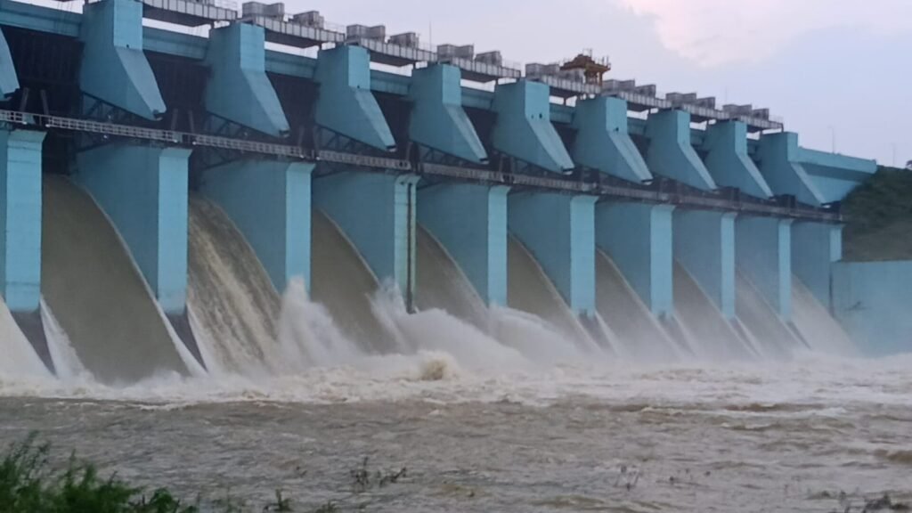 जमशेदपुर में बाढ़ का खतरा बढ़ा, खरकई और स्वर्णरेखा खतरे के निशान से ऊपर; 300 घरों में घुसा पानी