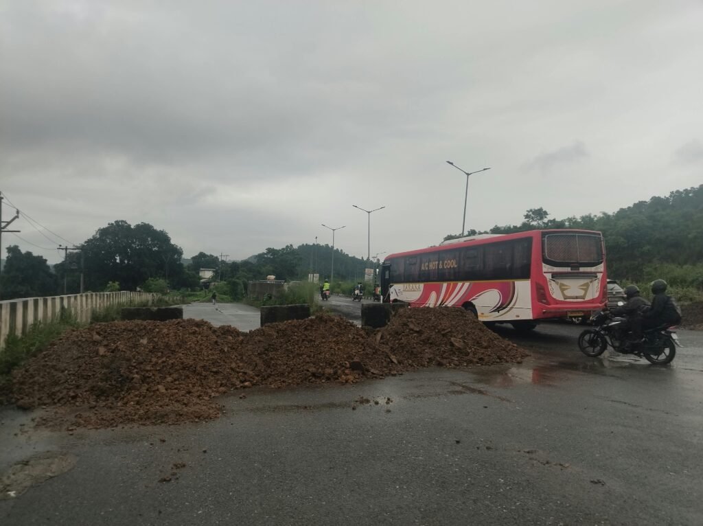 चांडिल गोलचक्कर का पुराना मार्ग बंद, ग्रामीणों और दुकानदारों में नाराजगी