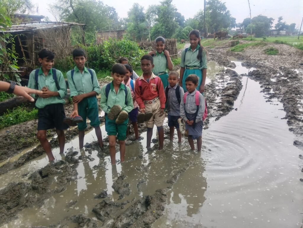 कीचड़ भरी राह बनी ग्रामीणों और स्कूली बच्चों की मजबूरी