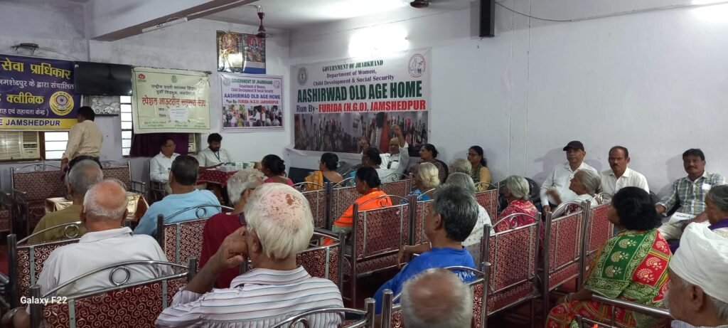 विश्व वरिष्ठ नागरिक दिवस पर डालसा ने ओल्ड एज होम में लगाया हेल्थ कैंप