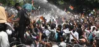 रांची में छात्रों का विधानसभा मार्च बेकाबू, बैरिकेडिंग तोड़ने पर लाठीचार्ज और वाटर कैनन