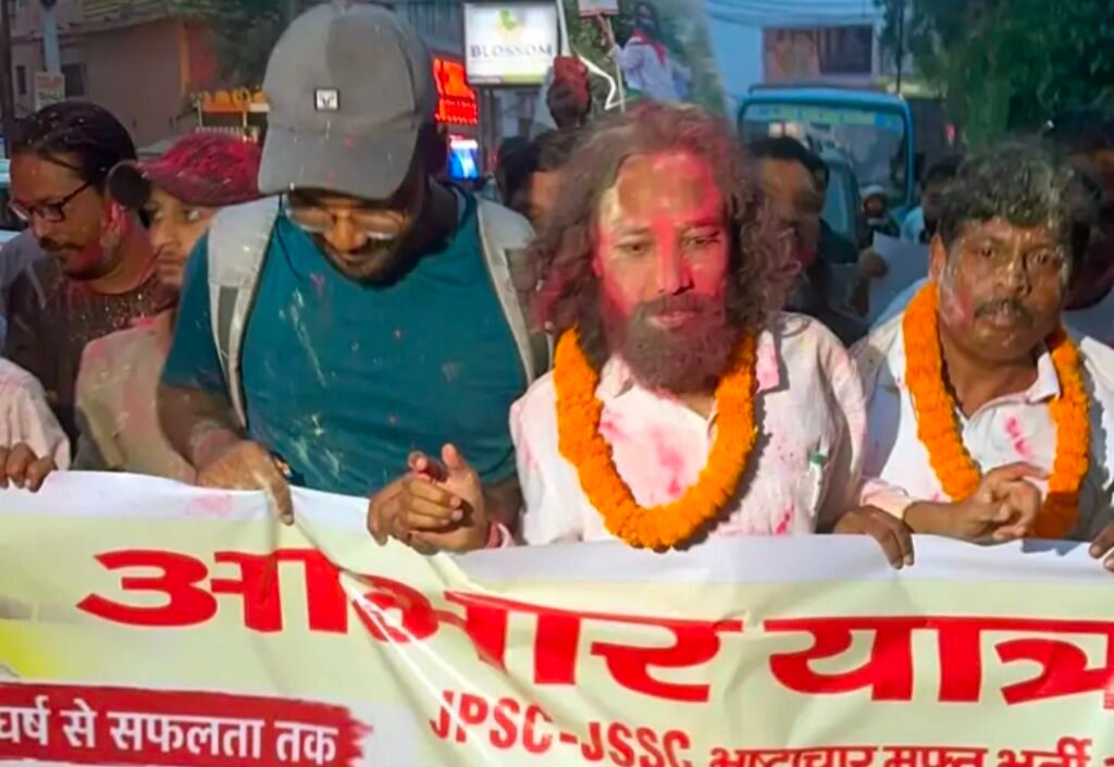 रांची में 26 दिन बाद छात्र आंदोलन स्थगित, सरकार को 60 दिन का अल्टीमेटम; आभार यात्रा में जमकर जश्न
