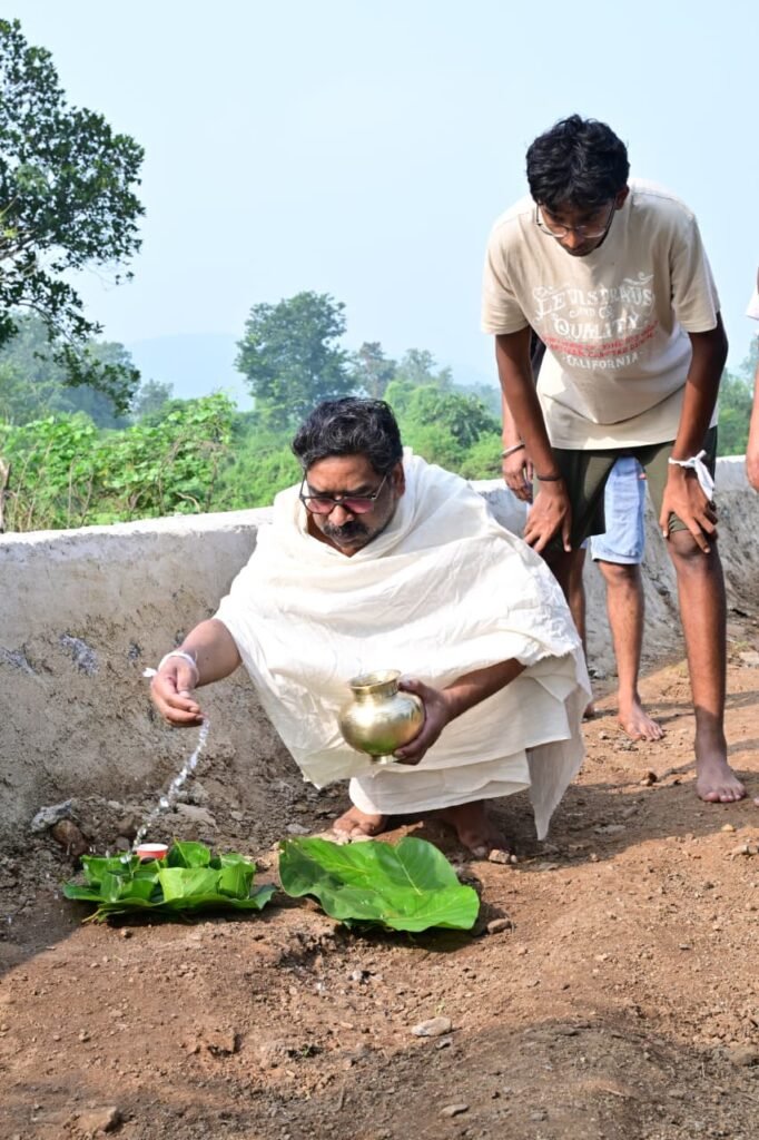 हेमंत सोरेन ने निभाई मां रूपी सोरेन के श्राद्ध की पारंपरिक रस्म, नेमरा में परिवार संग किया संस्कार
