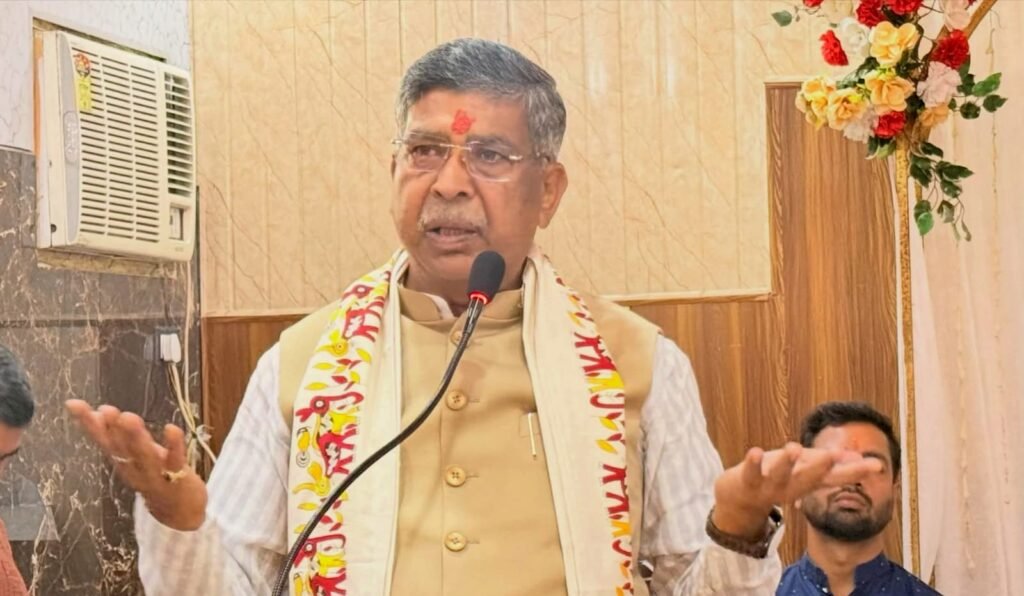 संबोधित करते भाजपा प्रदेश अध्यक्ष आदित्य साहू